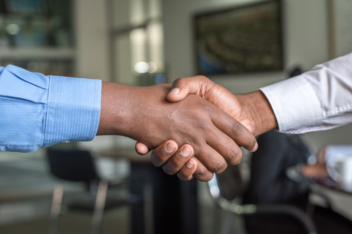 Poignée de main, un partenariat de confiance avec S.E.A Expertise