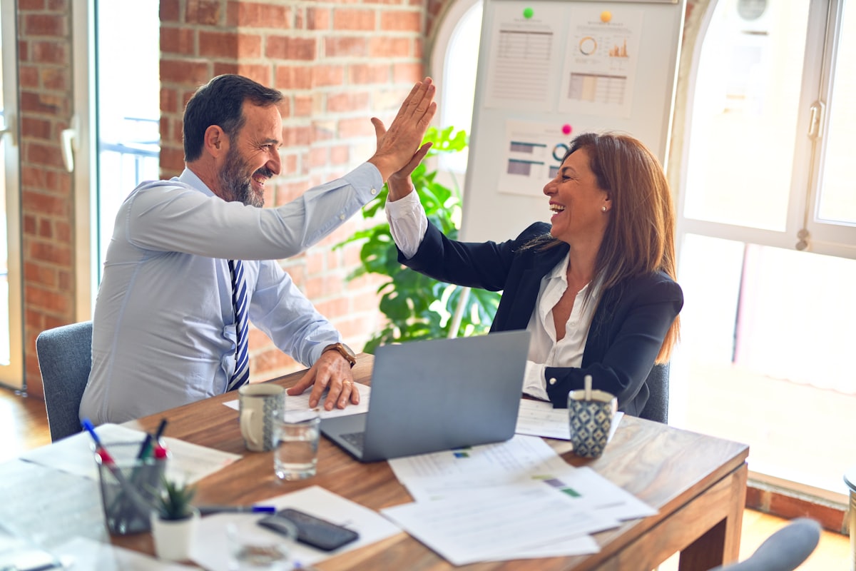 Équipe S.E.A Expertise en réunion de travail avec un client